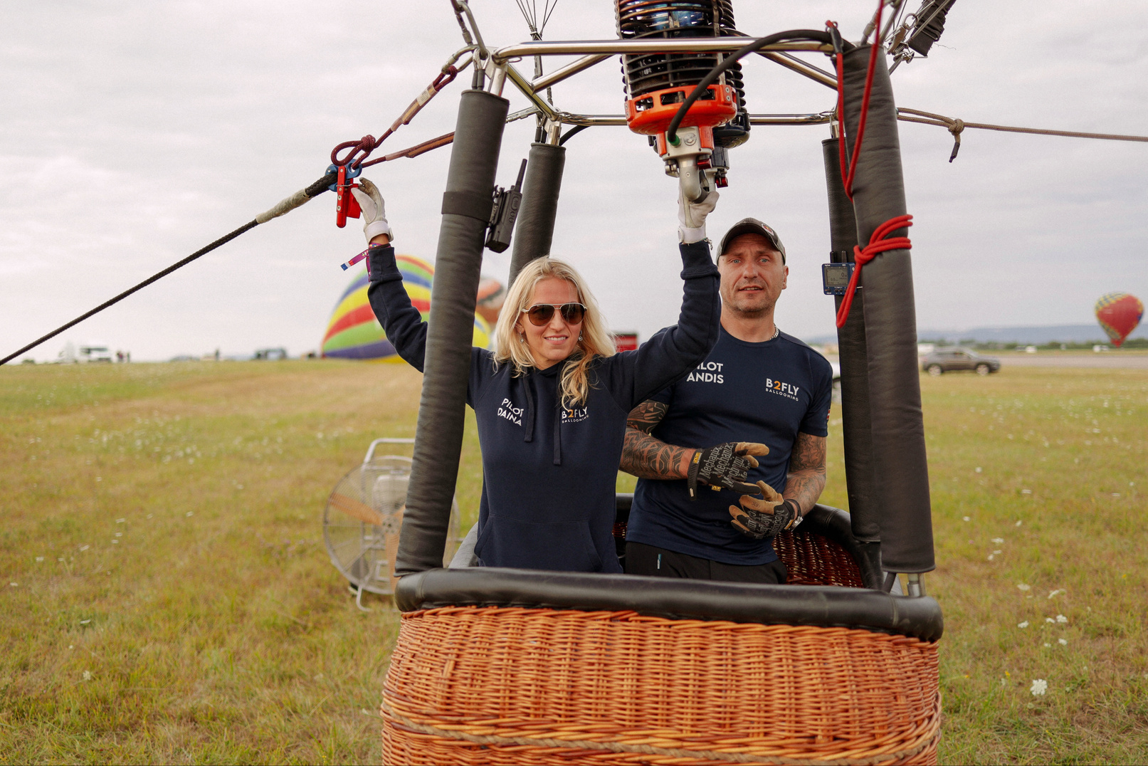 B2Fly Ballooning komanda. Pilotu piedzīvojumi gaisa balonā. Lidot gaisa balonā ir aizraujošākai piedzīvojums. Vērot pasauli no putna lidojuma, paceļoties virs koku galotnēm, lēni slīdot pāri laukiem un mežiem atbrīvo prātu un piepilda sirdi.