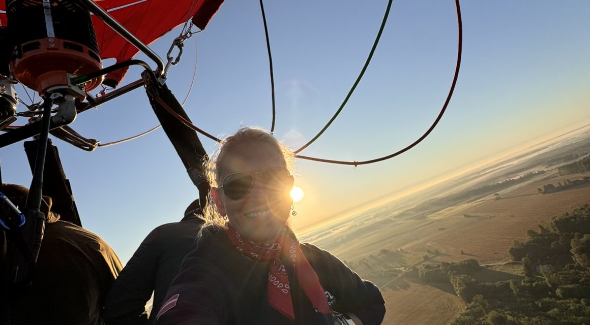 Gaisa balons saullēktā