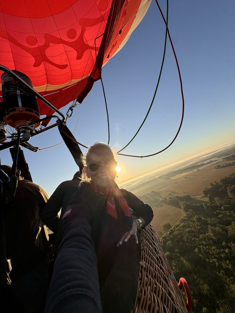 Gaisa balons saullēktā