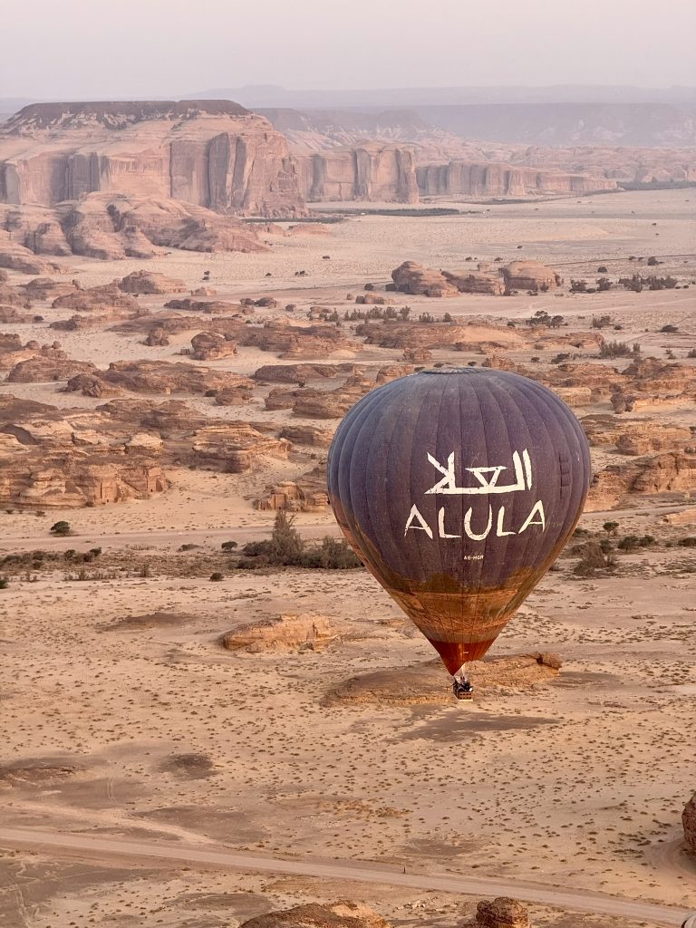 Starp smiltīm un debesīm: mūsu lidojums AlUla Skies Festivalā 2025