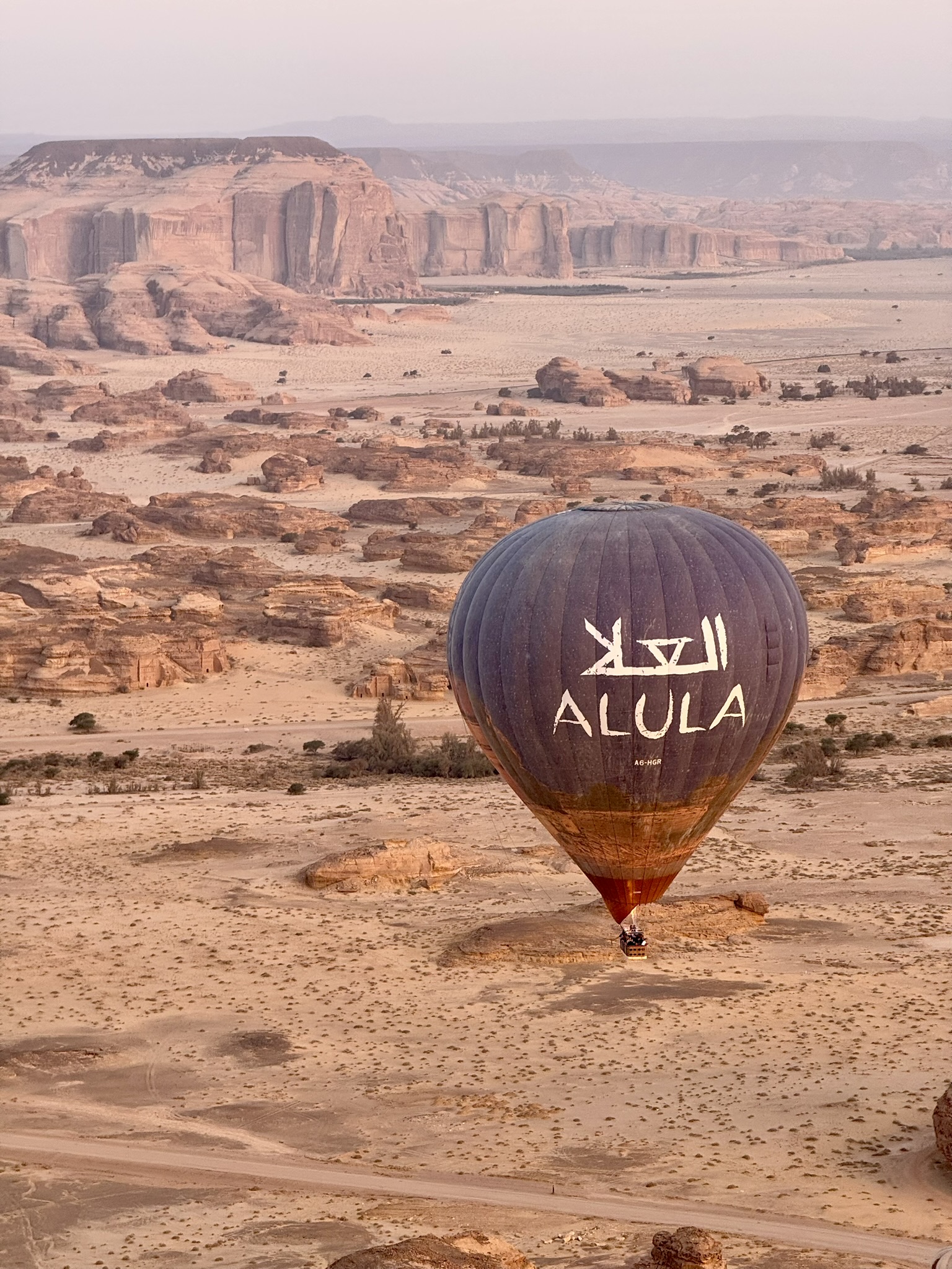 Starp smiltīm un debesīm: mūsu lidojums AlUla Skies Festivalā 2025