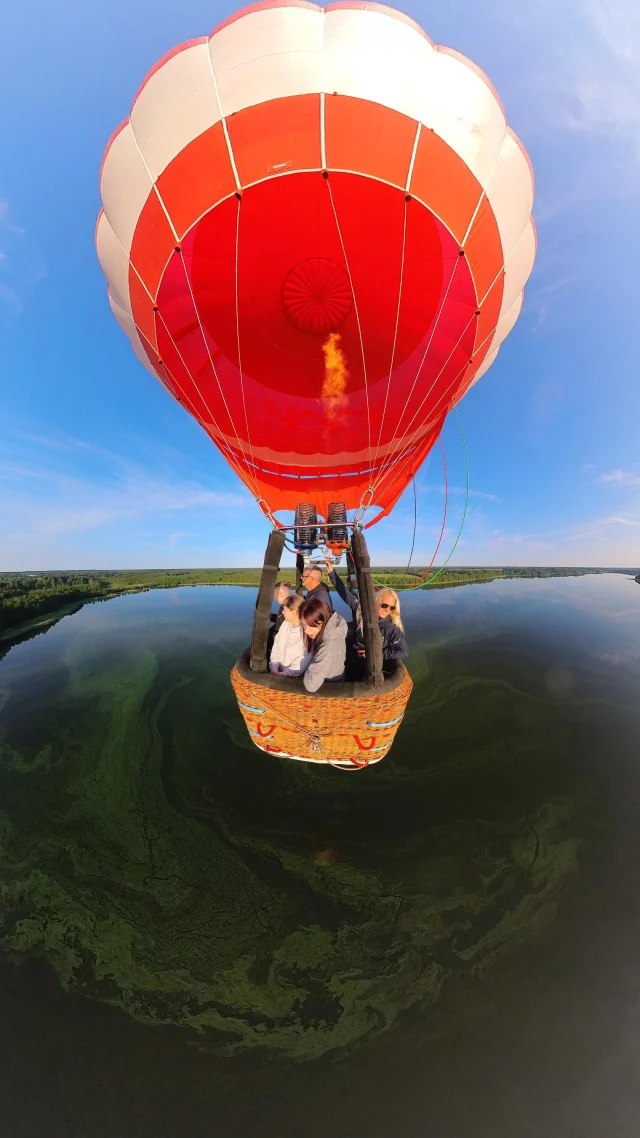 It kā vasara, it kā varētu nopeldēties, taču meditēt virs ezera rītausmā ir vēl ekskluzīvāk. 🤩

#GaisaBalons | #FlyWithB2Fly | #Vasara