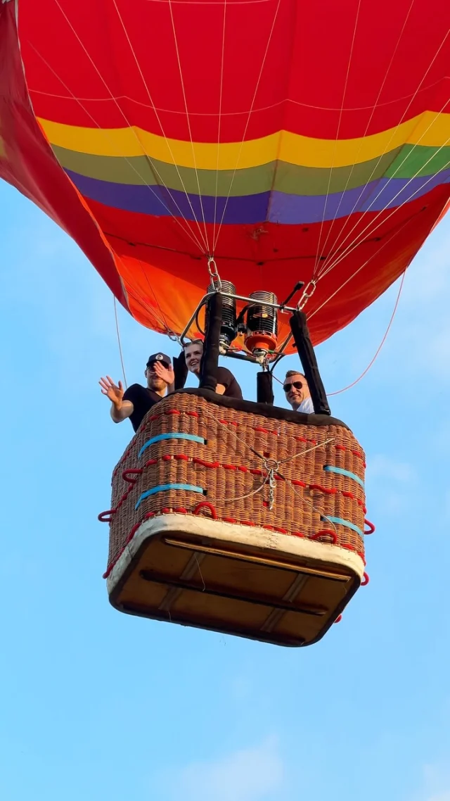 🎈Kad dzīve dod citronus (dranķa vasaru) – mēs mūkam gaisā! Jo labākais piedzīvojums NAV jāgaida līdz kāzām. Vai jāgaida kāzas vispār. 😅

Šoreiz? Atkāzu ballīte. Jā, ir tāda lieta. 🎉
Kuulminācija? Ne tikai lidojums ar skatu uz Limbažiem un saulrietu jūrā, bet arī… ekskluzīvs SPA ar dunduriem. 🦟 Planētas lielākā VIP kolekcija – un tās jau sagaida pie vīra Lēdurgas pusē. 😂

Tātad – lido vai nelido – piedzīvojumi gaida, ar vai bez iemesla! Lidojam un Liniņiem - Rūgts! 🍾

#KāzuDāvana | #PiedzīvojumsArIemeslu | #VasarasGarša | #FlyWithB2Fly