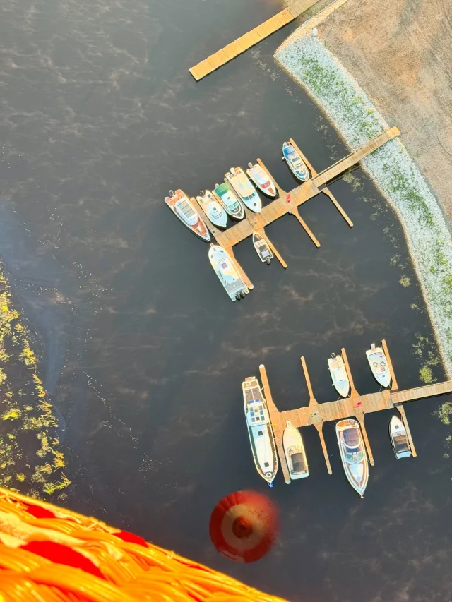 🎈Dubultā piedzīvojumu deva Tartu! 🎈

Vakars sākās ar pavisam klasisku scenāriju – zvans Hekki: “Drīkstam pacelties no Tavas pļavas?” Nu kā tad ne! Tikai “maza” nianse – mammai 80 gadu jubileja un pagalms pilns viesiem, rasola klāti galdi un dzirkstošo glāzēs. Bet, ziniet, nekas tā nespēj izstaipīt viesiem kājas kā divi gaisa baloni uz starta. 🥳🎉

Lidojums – kā no pasaku grāmatas. Saule nolaižas, bērni sauc, māj, suņi skrien, dzīves svinēšana ne tikai uz zemes, bet arī virs Tartu jumtiem. Vieni svin 20 gadu laulību, citi pirmo reizi pārvar bailes no augstuma. Visi saņēma vairāk nekā gaidīja – emociju pārbagātība + baltais galdauts un burbuļi glāzēs, ka ķirsītis uz tortes, patīkami pārsteigta teic Jaano sieva.✨💍🥂

Un tad… rīts. ☀️ 05:00 zvans, kafija termosā un atkal uz Hekki pļavu. Viesi vēl čuč, bet mēs jau “modinām bumbuļus”. Vienā grozā – Trako pāris (nē, nu nopietni, tāds viņiem uzvārds!), kuri romantiski svin 10 gadu trakumu kopā. Otrā – pilns kiš-miš: draugu draugi, pilnīgi svešinieki, bet gaisā – viss viens liels kopīgs stāsts.

Lidojums kā SuperBingo svētdienas rītā – laimē visas papildspēles, uzgriez lielo laimes ratu un – bums – nolaišanās ar šampi uz balta piknika sedziņas 7:28 no rīta. Pa ceļam Elvas upe, Gliemežtornis, AHHAA, rātslaukums, brūzis un estrāde. Nu kā kino. Tikai labāk. 🎬🍾🌄

Piloti? Pilni ar pozitīvām emocijām un guvuši pat pāris stundas miega. Iepazīti jauni kolēģi, ielūgti uz vietējiem tusiņiem un kabatā Superbingo simtgades loterija (vismaz sajūtu līmenī). 😄💥

Tartu, tu mūs nekad nepievil! 🧡

#TartuFromAbove | #GaisaBalons | #VisitEstonia | #Tartu