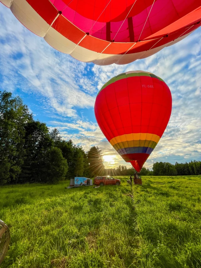 💨🎈 Ok, šovasar… ja vien šo augustīgo +10° vakaru var nosaukt par vasaru 😅 Bet laikapstākļi – perfekti! Starp draudzīgi draudīgiem lietus mākoņiem, kas vakara saulē spēlēja krāsās kā kino specefekti. Paldies tev, vēja māte, par šo režiju. 🙌

Un tad cilvēki. Pasažieri. Komanda. Zeme @edgars_galaktionko un Žeņa, mājās tie, kas tur buru, un, protams, mūsu igauņu–latviešu iņ un jaņ – jau ierastais ņigu ņegu starp robežām. Šoreiz – kāzu dāvana igauņu pārim no @laimigalinda (sumināta arī Lindās) un Jāņa, bet grafiki + ģeogrāfija + loģistika + vēja kaprīzes = izklausās pēc Mission Impossible. 🎬 Bet, hei – mēs taču globāli gaisa stumdītāji, mums viss saliekas! 💪

Rezultāts? Krāšņs apvārsnis pie kaimiņiem, ar savējiem blakus un ar skaistiem jaunlaulātajiem centrā. Lai dzīvo ilgi, laimīgi un ar ķirsīti 🍒 – Gerri un Maarja! 🥂

Priekš mums – rotaļīgi roku rokā ar debesīm. Te augšā, te lejā, te pa labi, te pa kreisi… līdz vienā pļaviņā pieglaužoties nosēdāmies tik precīzi, ka fonā lillīgi pelēks mākonis, bet uz glāzēm pirmās rudenīgi aukstās lietus piles. ❄️😂

Nu, ja tā nav vasaras skaistākā mise-en-scène, tad nezinu, kas ir. ❤️✨

#besīhaštagi | #paskaisto