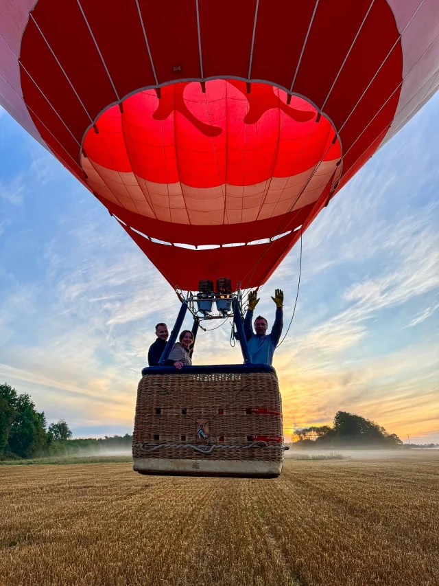 24h, 2 lidojumi un emociju krava kā 2 gadu garumā 🚀🎈
Ak dievs, kā mums tā karma atmaksājas ar kolosāliem pasažieriem – liekas, ka kādi pirksti no augšas visu tur augšā saplāno, kamēr mēs te uz zemes skrienam ar mēli pār plecu 😅

🌙 Vakars Raplā – visi mūk no darbiem, lai paspētu uz startu. Siiri kavē (paldies viņai, jo vējš pierima 🙌). Mūsu vienīgais vīrietis pasažieris izrādās dzimšanas dienas gaviļnieks 🎂🥳 – sieviešu ansamblis grozā nodziedāja “Happy Birthday”! Kristai – sapņa piepildījums. Marijai – 18 gadu dāvana pašai sev. Vai tad var nesaslapināt acis no prieka? 🥹💖

🌄 No rīta – turbo lidojums 35km/h 🚤 pa aizvēja laukiem, mežiem, pāri pilsētai un finišs sarkanajā āboliņa laukā 🌺 (stilīgi slapjš, bet smuks!). Pāris no Pērnavas (pēc tautības ukraiņi 🇺🇦) – un beigu beigās atkal jauni draugi, ar kuriem noteikti vēl satiksimies.

Un jā, Roberts teiktu, ka mēs šitā naudu nekad nenopelnīsim, ja pusdienu pļāpāsim uz lauka… Bet nu – priceless moments > price list 😎👌

#flywithb2fly #gaisabalons #lidojums #Rapla #Igaunija #emocijas #balloonlife #skyfriends #happybirthdayflight