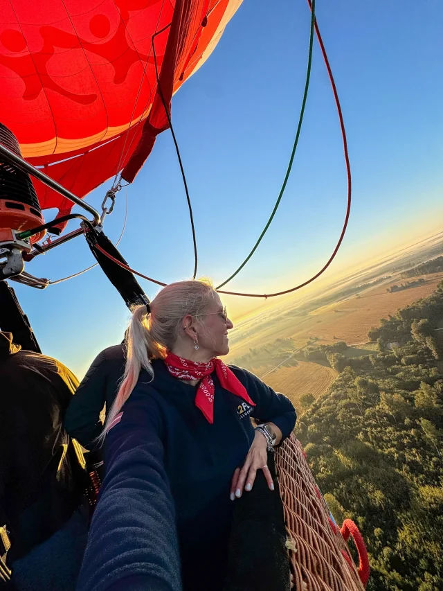 🚀🌅 Ir tā lieta ar tiem rītiem, kad modinātājs iebrēcas 4:00 un tavs iekšējais sliņķis bļauj: “Tu esi traks, kāpēc nepalikt zem segas?!” 🤯 Bet mēs jau zinām – visas tās 100 atrunas, kāpēc gulēt ir “labāk”, esam noslīpējuši līdz nieka 2–3. Un goda vārds – tas nemaz nav tik traki! 🙃

Jo tad, kad tu uzbrauc uz lauka un saproti, ka esi īstajā brīdī, īstajā vietā – woooow 🤩… visas domas par miegu izkūp kā migla virs pļavas.
Tās acis, ko it kā “grauž miegs”? 😏 Nē, draudziņ, tas nav mieža grauds – tas ir tikai brīnums, ko tūlīt izskalos rīta gaisma, krāsainas debesis un tava aizturētā elpa.

Un zini ko? Ej tu nost… kā šie rīti liek dzīvot uz 200%! 🔥🎈

👉 Nu, kurš ar mums piecelsies 4? 😎

#RītaMaģija ✨
#Ceļamies4UnDzīvojam 💥
#LidojumsKoNeaizmirst 🎈
#FlyWithB2Fly ✌️