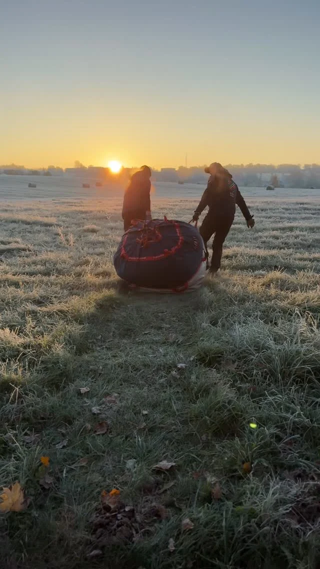 🥶 -5°C, bet mēs kā konfektes — tik ar ziemīgu glazūru!
Salna un sarma šorīt pielika savu “pūdercukuru” un pārvērta rudeni par mazo ziemas teaseri.
Balons čaukst, elpa kūp, un ainava — kā no pasakas, kur rudens vēl negrib iet, bet ziema jau čukst: “Es nāku…” ❄️🎈

Tā mēs baudām šo ziemrudenīgo rītu — ar saltu degungalu un siltu sajūtu sirdī. ❤️

#Flywithb2fly #gaisabalons #zeltarudens #sarma #salna #pūdercukurs #flywithus #LatvijaNoAugšas #autumnvibes #balloonlife