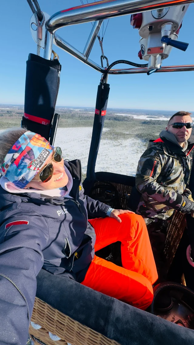 Labākais stūra ofiss pasaulē.
360° skats bez sienām, bez griestiem, bez “mute” pogas.

Svaigs gaiss kā rīta kafija plaušām.
Pirmie pavasara UV stari uz vaigiem.
Piesnigušu egļu galotnes zem mums.
Un vēderā – rekordliels skaits pavasara tauriņu.

Mēs ofisu nemēram kvadrātmetros.
Mēs to mēram sajūtās, ko dod parasta trešdiena debesīs.

Nezinām, cik ilgi vēl ziema mūs lutinās.
Bet mēs neiebilstam.
Mēs izmantojam katru asti, aiz kā pieķerties. ❄️☀️

Ja arī tu gribi samainīt biroja krēslu pret grozu –
zini, kur mūs atrast. 🎈

#FlyWithB2Fly #Gaisabalons #LidojumsArGaisaBalonu