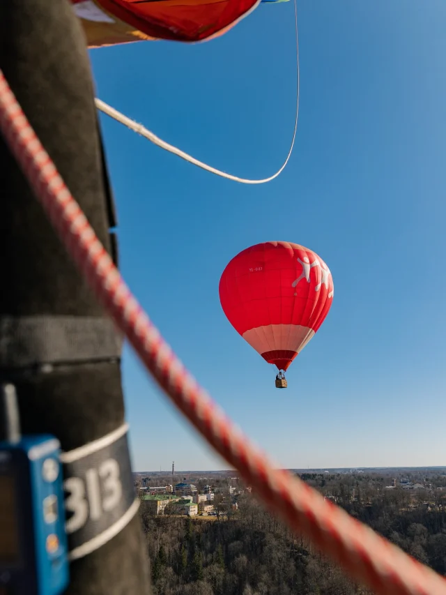 Dažas idejas sākas ar domu — uztaisām mazu pārsteiguma ballīti mūsu Chief Pilotam.
Un dažas beidzas ar to, ka debesīs ir baloni, pļavā tiek izvilkts grills, draugi sabraukuši no malu malām un kalendārā pēkšņi ierakstās — dzimšanas diena, sezonas atklāšana, lidojums, ballīte… un vēl viens lidojums, jo kāpēc gan ne. 🎈

📆 Nedēļu iepriekš prognoze rāda nepieklājīgi fantastisku laiku sestdienai. Nu nevar taču tādu dienu nosēdēt pie rasola bļodas. Jāšauj visi zaķi — jālido, jāsatiek draugi, jāsvin un jāatklāj sezona kā pienākas.

Plāni tapa visu nedēļu — piloti, baloni, ekipāžas, draugi, draugu draugi… un tie īpašie, kuriem sestdienas rīts nav par agru. Tie, kuriem pat vārda diena netraucē. Tie, kuri pēc trakas nedēļas ilgi nedomā un saka — jā, es būšu.

Un tad ir tie stāsti, kas rakstās gandrīz divus gadus e-pastos, līdz beidzot viss saliekas. Tartu → Sigulda. Perfekts galamērķis sestdienai ar pievienoto vērtību — ielidot vienā trakā agrā rīta balonu ballītē.

Sestdienas rītā, protams, viss kārtībā. Mazliet pavasaris spēlē savus termiku teātrus, bet tas pat labi — sezona jāsāk ar asu prātu un modru galvu.

👨‍✈️ Jubilārs izlikās, ka neko nesaprot. Protams, grūti notēlot, ka nekas nenotiek, ja 7 no rīta jāpieāķē divas piekabes un vēl viens balons jāiestumj bagāžniekā. Pārsteigums izdevās — visi saradās. Gan tie, kuri sen neredzēti, gan tie, kuri jau gandrīz kā mēbeles. Un ja ne lidojums, tad jaunais grills pļavas vidū noteikti bija pārsteigums. 🔥

Par lidojumu — viena vienīga bauda. Tie vēji spēlēja savus trikus, un mēs gaisā dancojām krustu šķērsu — augšā, lejā, pa labi, pa kreisi, visu laiku ar smaidu.

Ja svinēt — tad šādi.
Ja atklāt sezonu — tad šādi.
Ja vienkārši gribas — tad arī šādi.

Ja arī Tev gribas kādu iemeslu lidot, mēs varam palīdzēt to noorganizēt.
Ar iemeslu vai bez. Ar pārsteigumu vai bez. Ar dzimšanas dienu vai vienkārši otrdienu.

Tu tikai saki jā debesīm — par pārējo parūpēsimies mēs. 🎈

#BičukFest2026 #FlyWithB2Fly #SeasonIsOn #GaisaBaloni