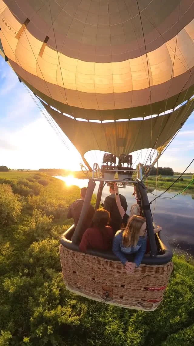 Ko no lidojuma izbauda pilots? 
Bez šaubām - pasažieru emocijas! 🤩
Taču ir tās mazās epizodes, kuras pilota galvā jau pa gabalu tiek izspēlētas un ir kā mazie ķirsīši uz tortes, vienlaikus kā izaicinājums trāpīt kādā 🎯 mērķī. 
Sanāca! Spogulīt, spogulīt, ko teiksi virs Lielupes (ne tik lielas vēl)? Un pilots to piesprauž pie atloka un ieraksta blociņā. Un smaida.

#flywithb2fly #lidojumsargaisabalonu #gaisabalons