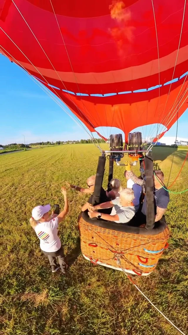 Nu tak neapnīk, nemaz! Ikreiz, ar smaidu palaižam un sagaidām mūsu lidotājus. 

#flywithb2fly #gaisabalons #smaidslidzausim