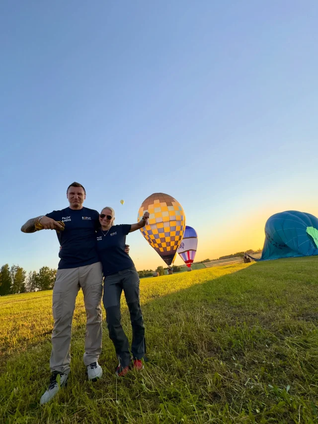 🎈 Debija balonu sportā: Latvijas-Lietuvas čempionāts, Birštonas, LT 🇱🇹 2026 🎈
Kā īsti “nopietni” sportisti - 24h pirms starta vēl lidojām ar pasažieriem otrā Baltijas galā, tad steigā pārāķējām piekabi un laidām šķērsām pāri visai Baltijai. Pa ceļam lasījām noteikumus, mācījāmies uzdevumus un instalējām kartes. Profesionalitāte 💯 (nu, gandrīz)
Ja laikapstākļi būtu bijuši mazliet draudzīgāki, varējām nolidot pat 6 lidojumus. Realitātē - 2. Bet kurš teica, ka kvantitāte ir svarīgāka par pieredzi? 😅
Lidojums #1: pirmajā vakarā, tikko atbraukuši - briefings un lidojam. Super! Vienīgi nesapratām, kā visu saslēgt, ko darīt un kur vispār ir ziemeļi 🧭 Bet lidojam! Loggeri, Oziji, protams, neiet - tehnika svin savu dzīvi. Darām uz aci un pēc sajūtām. Pirmo marķieri izmetām - un pat ne mežā, ne upē! (2.,3. gan auzās) Rezultātu nav, bet pirmajai reizei - ir ok un veselīga dusma uz sevi un 🏆 par “gatavību”. 
Lidojums #2: jau sportiski! Tiklīdz stārķa ligzda parādās zem groza - 50km/h uz priekšu 🚀 Uzdevumi nāk un iet, acis zib, dropojam, deklarējam. Rezultāti - average, bet parādās azarts un “čo pa čom” sajūta. Un tad, protams, tieši kad asinis sāk vārīties - čušš, laikapstākļi norauj roķeni ⛈️
Deguni gan nav nokārti - tieši otrādi! Nereāls prieks par pieredzi un kalnu ar mājasdarbiem. 📝
Un kā vienmēr - komandā slēpjas īstais spēks 💪 Mūsu head coach @robertolituano - bez viņa mēs pusi pat nezinātu, ko darām nepareizi 😄 Crew chief Žeņa @einberg_studio ar episko kemperi, neona suni uz jumta, maziem jubilāriem mammu un @dainaspasaule uz klāja. Paldies jums, no sirds! ❤️
Un tad tā “otrā puse” - briefingi, tusiņi pļavā, gonkas uz labākajiem take-off spotiem, satikšanās ar veciem paziņām un jaunām sejām pilotu pulkā.
Latviju pārstāvēja 4 komandas no 23. Malači Kristīne, Arni un Ieva - sirsnīgi apsveicam ar rezultātiem! Bet mēs sportiski solām - neatslābt. Mums baigi iepatikās 🔥
Kopsummā - gandarīti par 3. vietu (no otra gala 😅), bagāti ar sakruķītiem gadžetiem un jaunu izpratni par LNR.
Organizatoriem @audenisballoons - cepuri nost! Perfekti noorganizēts pasākums un mīļa uzņemšana! 👏

Uz tikšanos 2027! 🎈

PS. Vienu gan nevaram sev piedot - nav komandas kopbilde. 🤯
