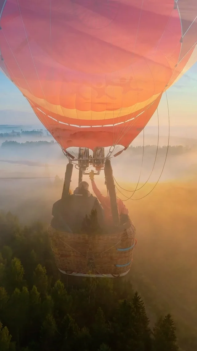 🌅 Tie retie rīti, kad izdodas uzlēkt kopā ar saulīti - tikpat precīzi kā… nu, teiksim, Šveices vilcieni (jo Latvijas sabiedriskais transports gan tā necenstos) 😅
Šis rīts meteoroloģiski bija tieši tāds, ko varēja mierīgi nogulēt. Bet sajūta, ka jālido, ņēma virsroku. Un pasažierei - apaļa jubileja. Nu kā tu tādā rītā gulēsi?! 🎂
Tad nu - ja lidojam, tad ar pirmajiem saules stariem jau gaisā. Done. 5:35. ⏰
Un viss, ko ķermenis līdz tam brīdim juta (iekrātu nogurumu) - gone. Wow.
Saulīte un vējš mūs nes taisni uz austrumiem, pretī saullēktam ☀️ Miglа vēl spītīgi tinas ap kokiem, negribīgi ceļas no zemes, it kā arī tā negribētu palaist šo rītu vaļā. Bet tieši uz to cerējām, pirms migla mūs visus ietin un aizmālē skatu.
Mēs šo maģiju uzkožam brokastīs ik pārrītu, bet šis bija 5 zvaigžņu viesnīcas brokastu gultā cienīgs skats - tikai nevis uz kāda glancēta ezera promenādi, bet Limbažu purviem un mežiem, kas šorīt izskatījās pēc Monako piekrastes izgriezuma 🌊✨
Nu tad visiem čīkstētājiem, vaimanātājiem un ne-rīta-cilvēkiem, kam reizi mūžā jāpieceļas lidojumam saullēktā - cerams, tie rīta sapnīši ir to vērti. Haha.
Mums šis rīts norāva emociju jumtu. 🎈

#saullēkts #lidojumsargaisabalonu #flywithb2fly #visitlimbazi #latvijasdaba