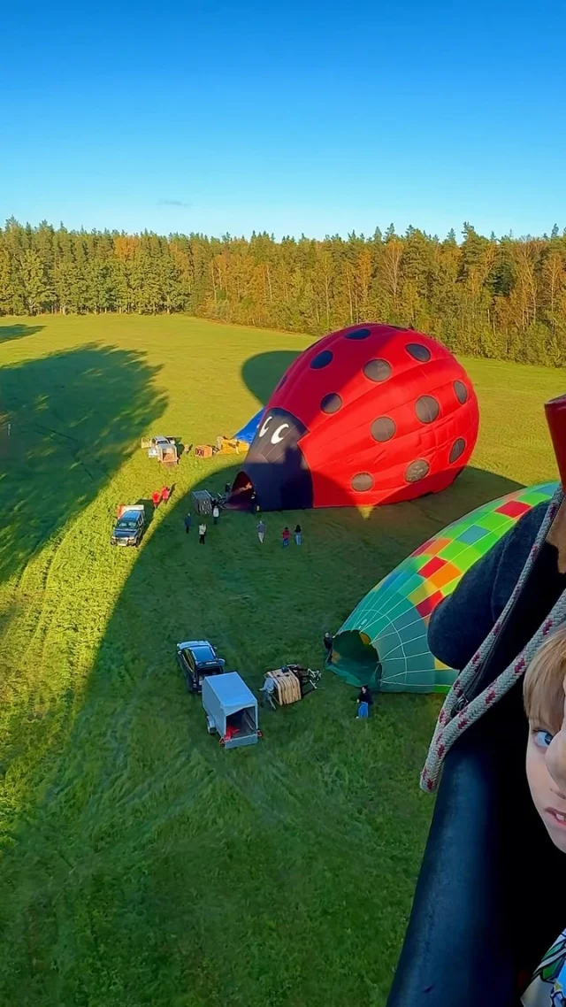 Hello oktobri! Lūdzu, turpini mūs lutināt ar saulīti un izritināt zeltaino paklāju zem kājām, un mēs apsolām, ķert katru mirkli gaisā ar smaidošiem lidotājiem grozā!

#zeltarudenssiguldā #flywithb2fly #gaisabalons